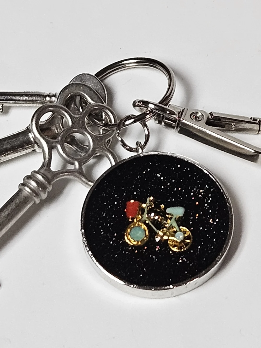 Gold Bicycle Pendant Keychain with Black Glitter Dial